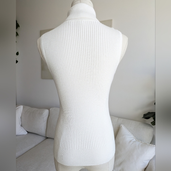 A Row Sleeveless High-Neck Top - Picture 2 of 9